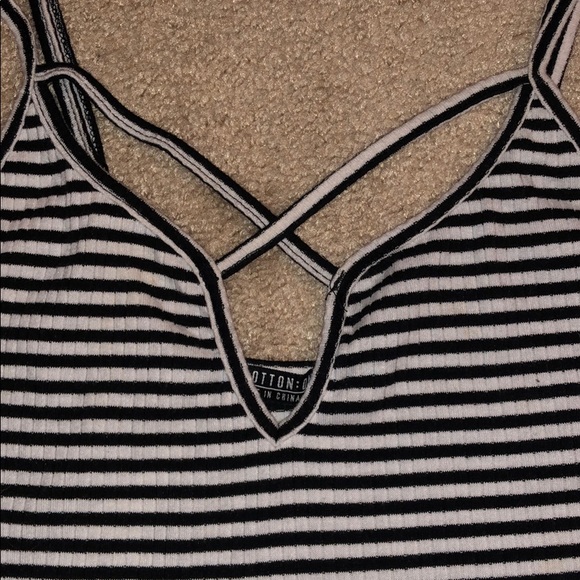 Black and white striped crop tank top - Picture 2 of 4